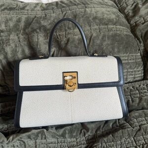 Cafune | Medium Stance in Canvas